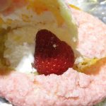 ホイップ&苺のメロンパン：小麦の郷