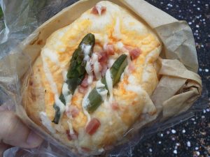 アスパラとたまごの包み焼き：小麦の郷
