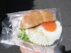 目玉焼き&ハンバーガー：ヤマダベーカリー