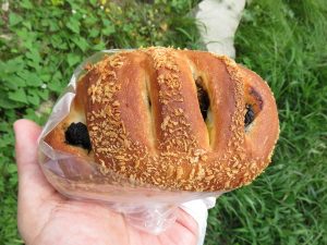 ピリ辛黒カレーパン：ミヤコベーカリー