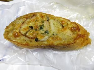 スモークチキンときのこのグラタンタルティーヌ：志津屋