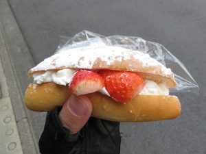 大人のいちごコッペ：ベーカリーカフェラパン