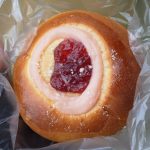 いちごクリームパン：小麦の郷ライフ伏見深草店
