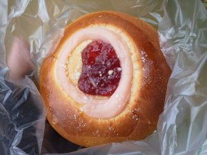 いちごクリームパン：小麦の郷