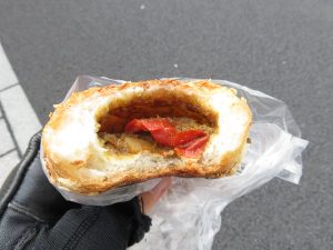 野菜たっぷり自家製カレーパン：小麦・青空ベーカリー