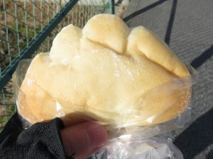 栗入り白いクリームパン：レスウィ