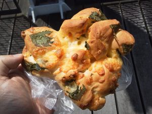 チーズと大葉のパン：コンセルボ