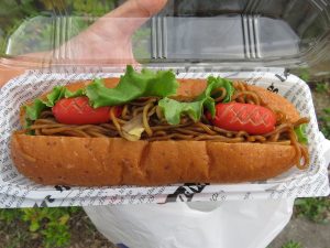 カレー焼きそばドッグ：志津屋