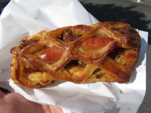 自家製カレーと粗挽きソーセージのパン：マリーフランス