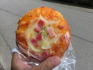 たまねぎとベーコンのピザ：パンドキ