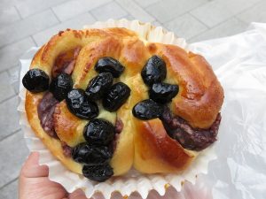 黒豆あんぱん：ミヤコベーカリー