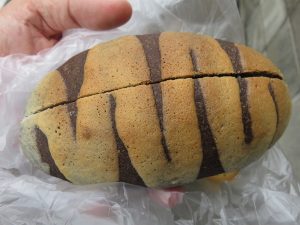黒コッペ（生クリーム）：小麦の郷