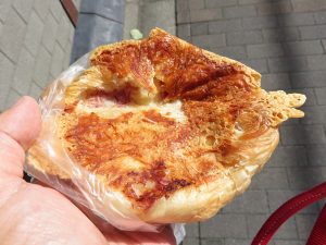 コンビーフとポテトサラダのクロワッサン：ミヤコベーカリー