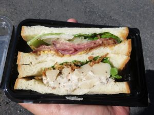 ローストビーフ&ジャーマンポテトサンド：志津屋