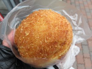 梅田阪急大食堂のカレードーナツ：阪急ベーカリー
