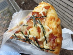 もちもちピザ（照り焼きチキン）：阪急ベーカリー