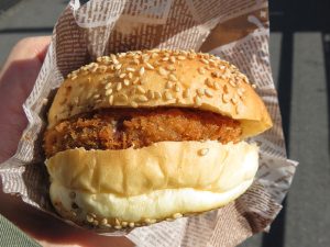 黒毛和牛メンチカツバーガー：進々堂