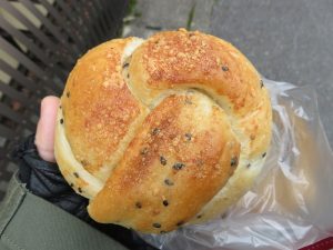 ごまとチーズの塩バターパン：cascade