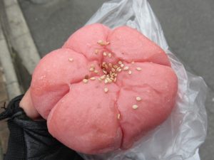 もっちり桜あんぱん：阪急ベーカリー