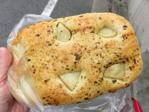 バジルポテトフォカッチャ：阪急ベーカリー
