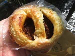 キーマカレーとクリームチーズの焼きカレーパン：cascade