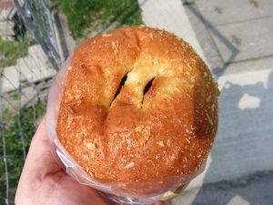 キーマカレーとクリームチーズの焼きカレーパン：cascade