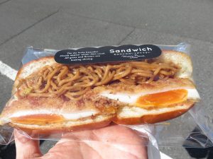 ハムエッグと焼きそばのサンドイッチ：マリーフランス