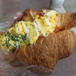 ベーコンエッグクロワッサン：小麦の郷ライフ伏見深草店