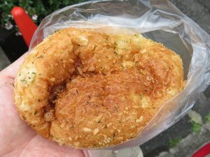 完熟トマトの焼きカレーパン：プチシャンボール