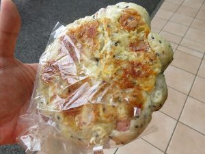 3種チーズのごまウインナー：小麦の郷