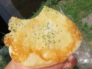パリパリチーズの焼きカレーパン：小麦の郷