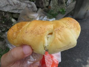 トリュフ塩バターロール：ヤマダベーカリー