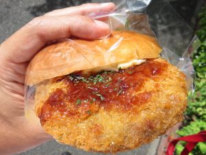 黒毛和牛メンチカツバーガー：小麦の郷
