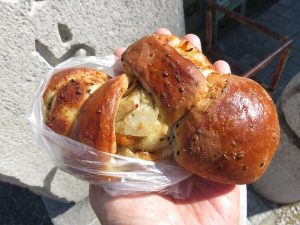 ごまとごぼうのパン：ミヤコベーカリー