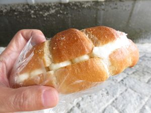 練乳クリーム塩パン：小麦の郷