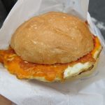 ダブルハムと瑞穂たまごのカイザーサンド：進々堂北山店