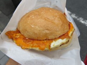 ダブルハムと瑞穂たまごのカイザーサンド：進々堂