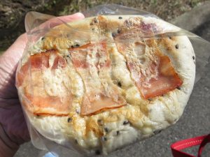 カリカリベーコンのごまカマン：小麦の郷