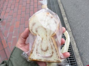 くるくる黒糖墳：アオゾラベーカリー