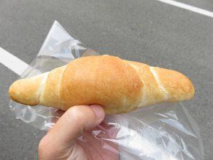手巻き塩パン：FLOUR