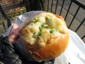 キーマカレーの焼きカレーパン：コティアコティ
