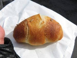 塩パン：アカネベーカリー