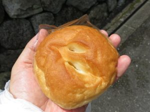 クリームチーズあんぱん：ヤマダベーカリー