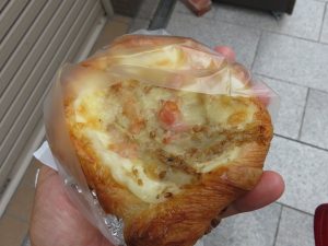 のびるチーズのゴボウサラダクロワッサン：ミヤコベーカリー