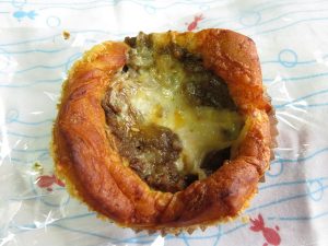 チーズがとろける焼きカレーパン：志津屋