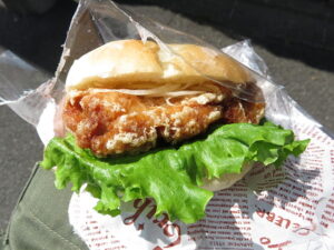 アジア風鶏からあげバーガー：ヤマダベーカリー