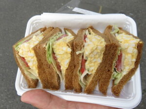 ローストチキンと野菜のヘルシーサンドイッチ：マリーフランス