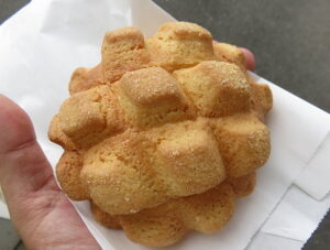 三温糖のさくっとメロンパン：ベーカリーななりあ