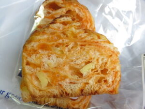 トマトとチーズのイタリアンデニッシュ食パン（ハーフ）：志津屋