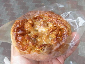 くるみのクロワッサン：ハヤシベーカリー